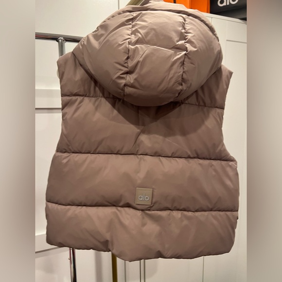 NWT ALO Gold Rush Puffer Vest - Picture 2 of 4